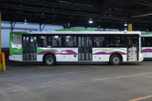 Avanza la renovación del transporte urbano: la Intendenta Romero recorrió la planta donde se fabrican las nuevas unidades