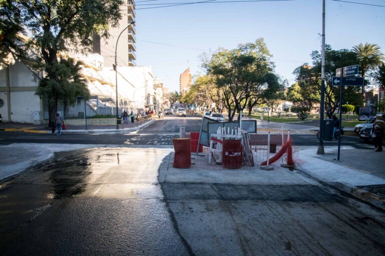 Avanzan los trabajos en calle Urquiza: habilitaron media calzada en la intersección con calle La Rioja