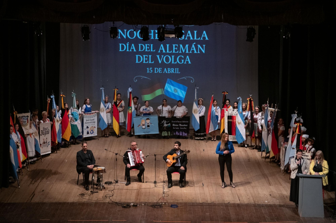 Paraná celebró el Día del Inmigrante Alemán del Volga con una Noche de Gala en el Teatro 3 de Febrero