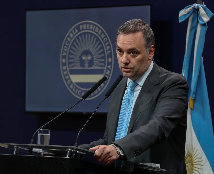 Las dos jubiladas que le prestaron dólares a Adorni declaran en Comodoro Py