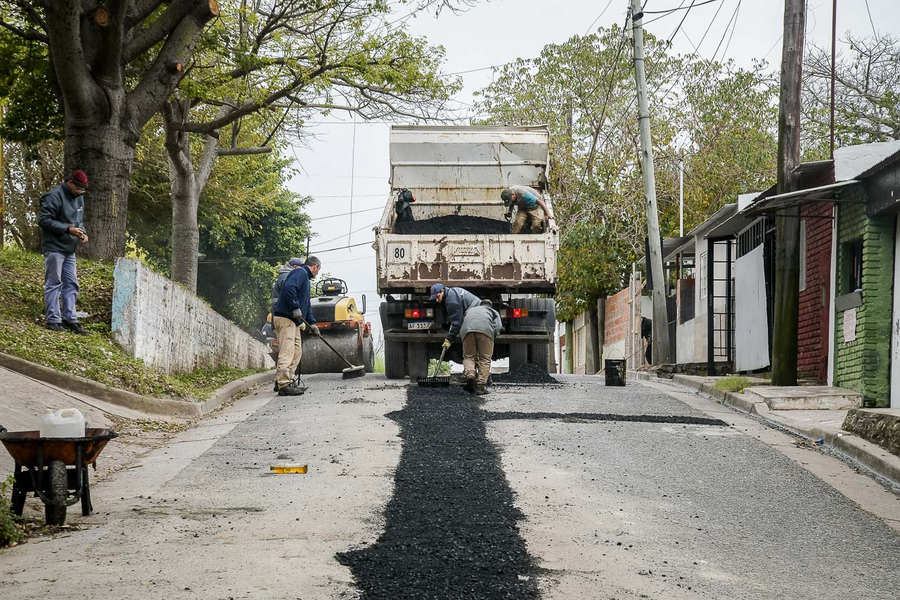 Avanzan los trabajos de recomposición de la trama vial en barrio Macarone