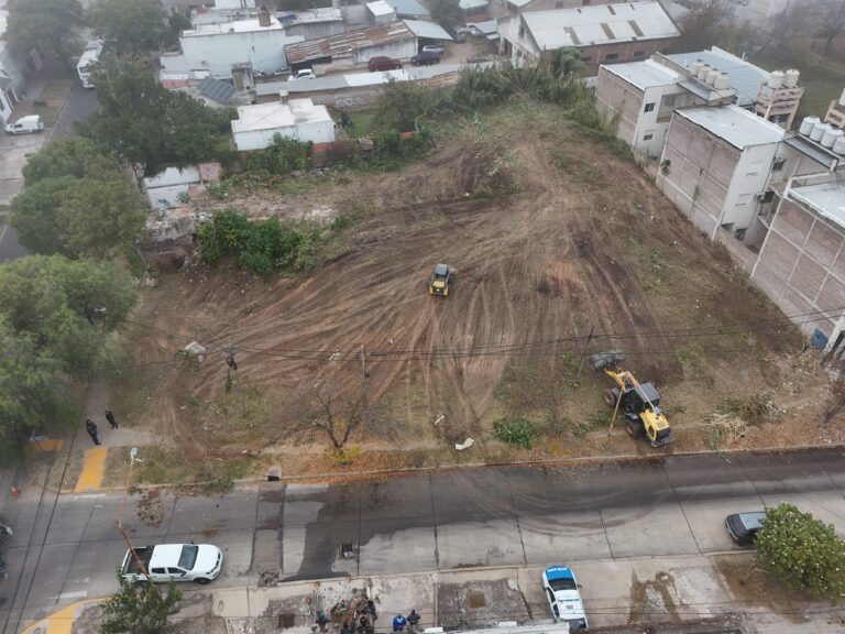 Paraná: la Municipalidad limpió por quinta vez un terreno baldío y advirtió que pedirá el remate