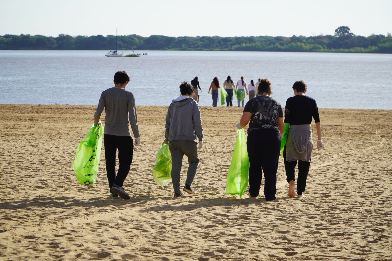 La conciencia ambiental ganó relevancia en una jornada junto al río