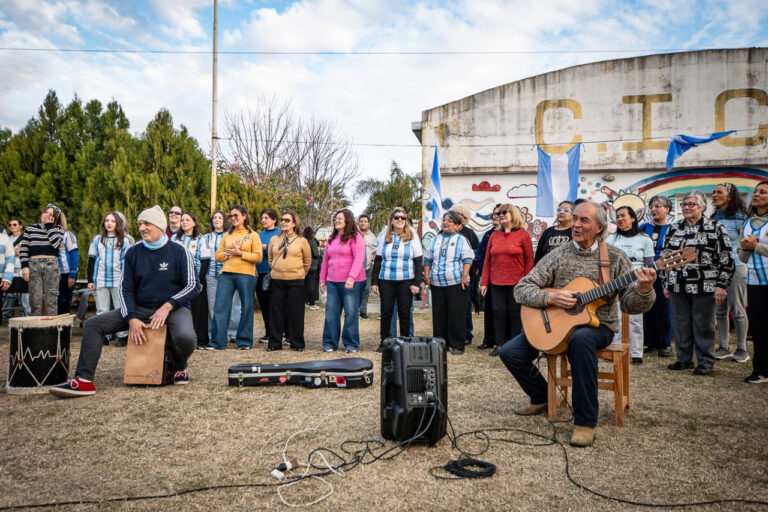 El Coro de la Ciudad llevó su espectáculo musical al CIC II Este