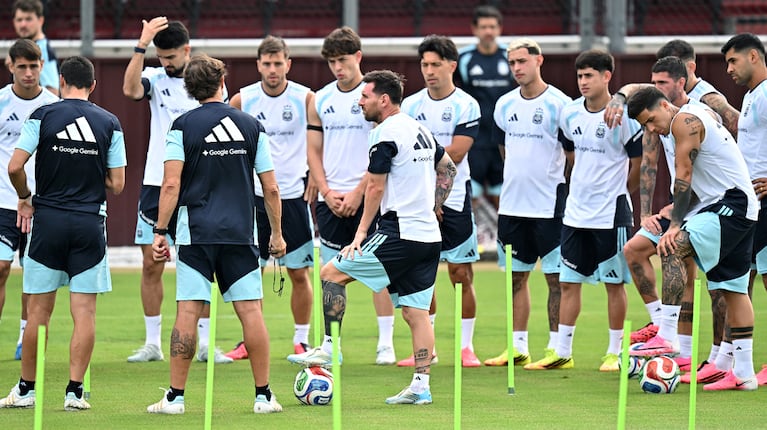 La Selección argentina de cara al debut frente a Argelia: las altas y bajas para Scaloni