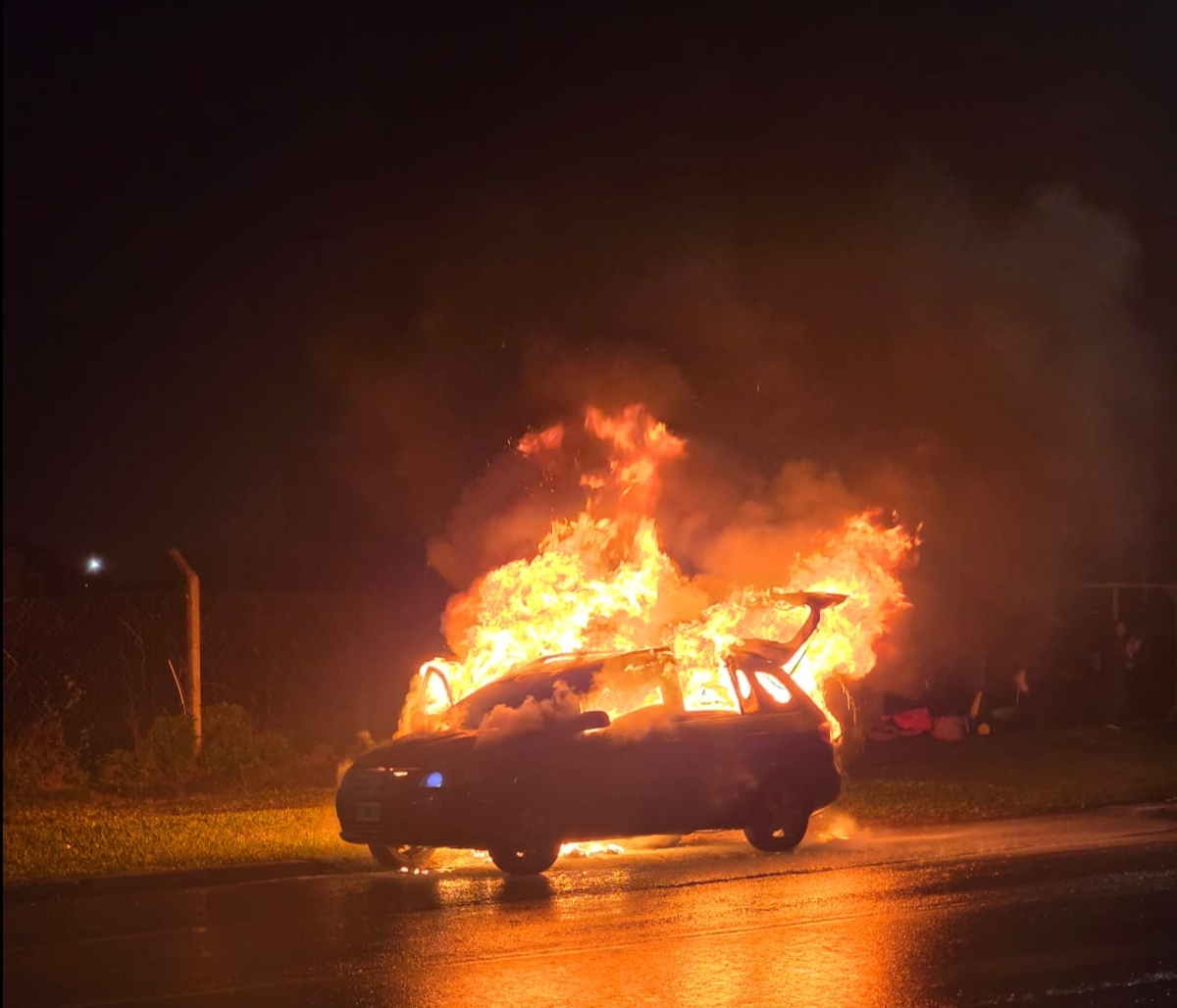 Un automóvil se incendió mientras circulaba por Blas Parera: una mujer y dos niños fueron trasladados al hospital por el shock