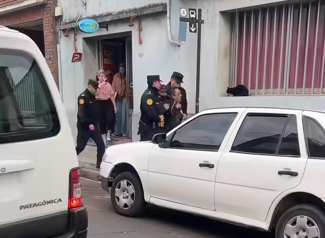 Desalojaron a una familia de un club de Paraná tras años de disputa judicial