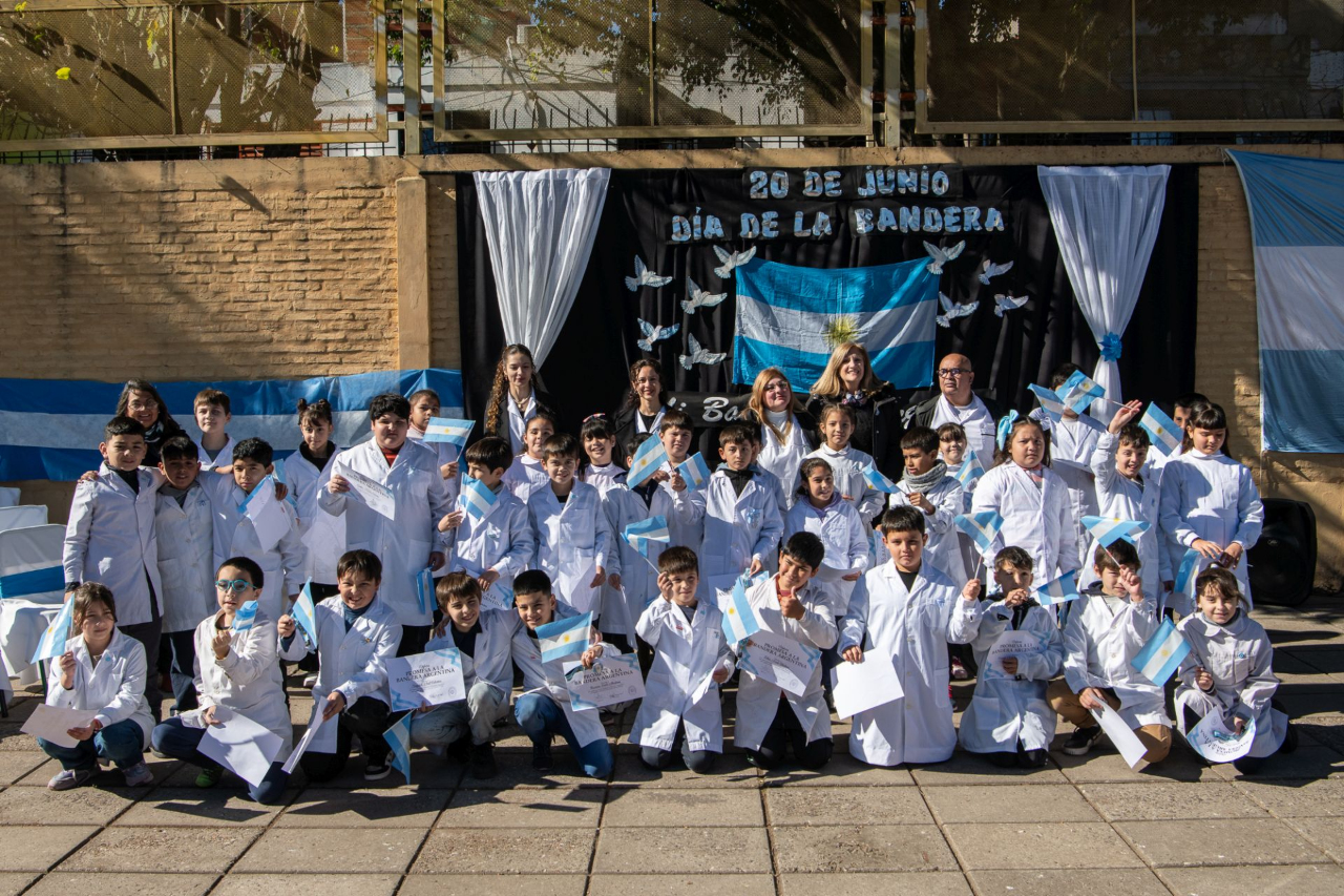 La Intendenta acompañó la promesa de lealtad a la Bandera en la Escuela Héroes de Malvinas