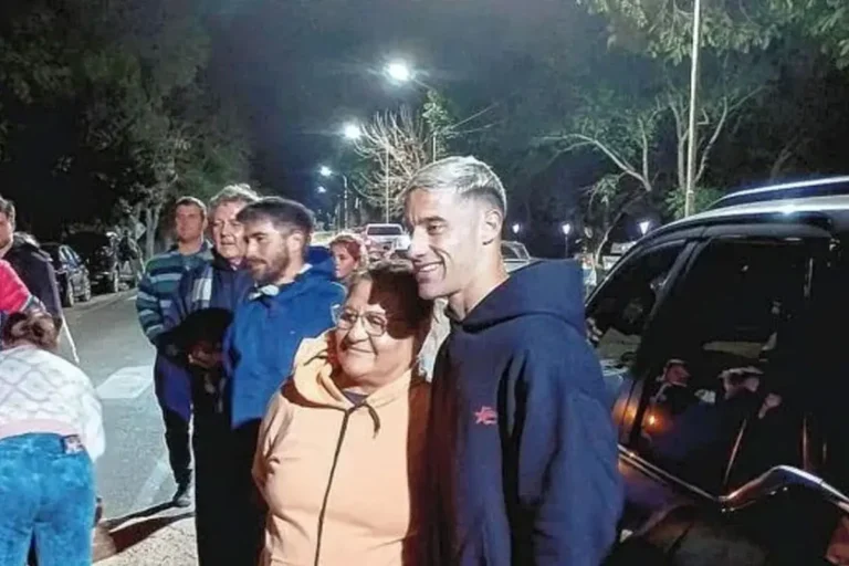 Villa Urquiza recibió a su campeón: emotivo homenaje para Leonardo Morales