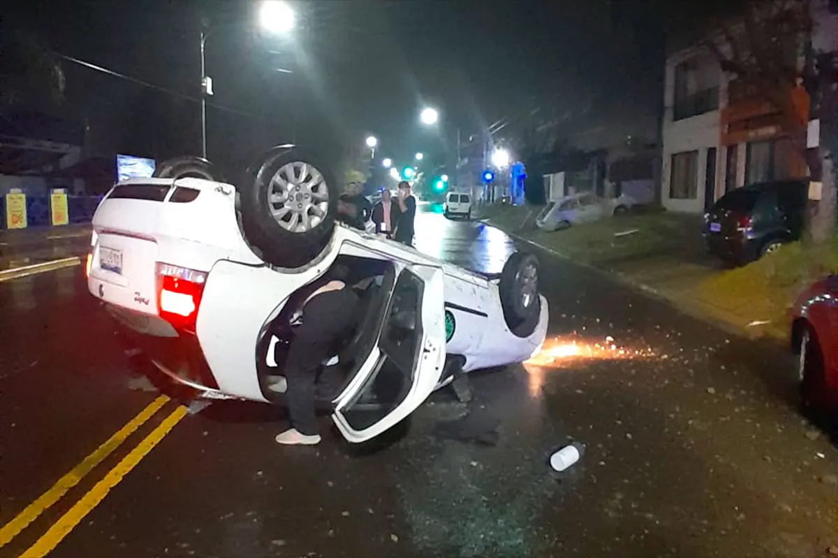Vuelco de un remís en calle Don Bosco dejó tres heridos y otro auto dañado en Paraná