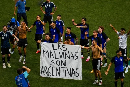 La FIFA investiga a la AFA por la bandera de Malvinas exhibida tras el triunfo ante Inglaterra