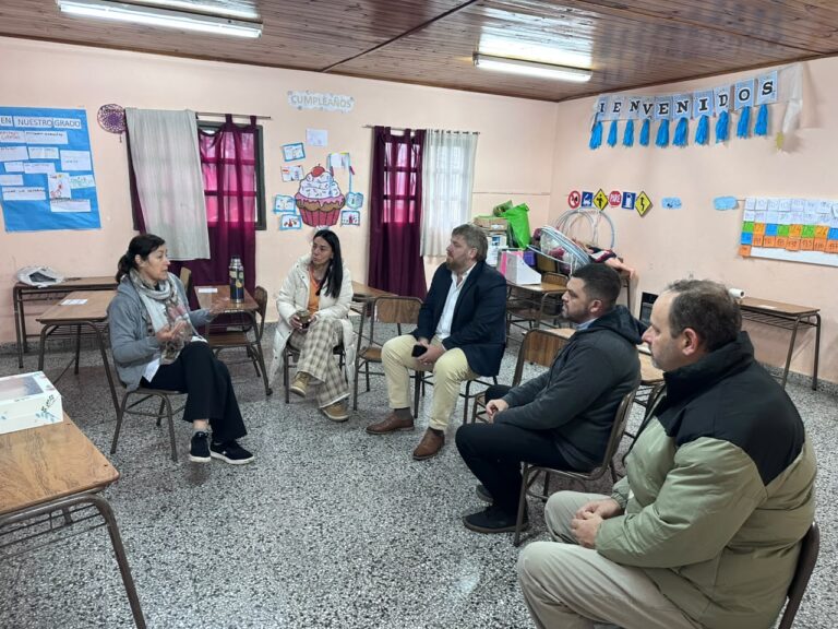 Colonia Crespo: entregaron una bandera y avanzan en acciones para fortalecer la educación, la salud y la gestión local