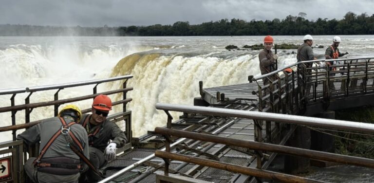 “Desarman” las barandas del circuito Garganta del Diablo por la crecida del río Iguazú