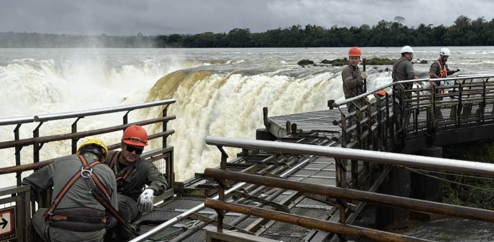 “Desarman” las barandas del circuito Garganta del Diablo por la crecida del río Iguazú