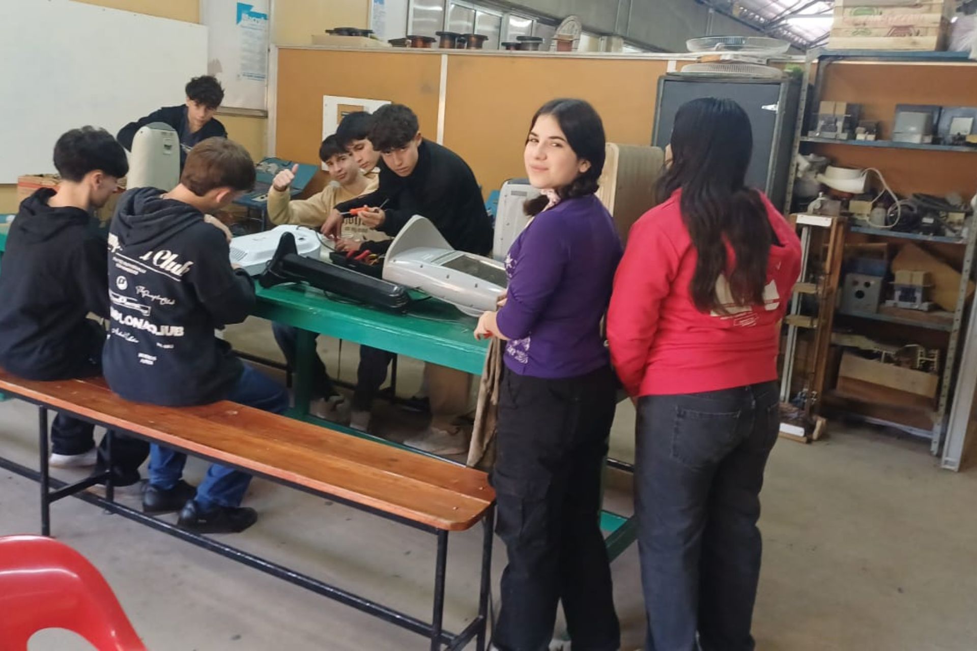 Estudiantes de la EET N° 1 Etchebarne de Villaguay reparan estufas y las entregan a jardines y escuelas