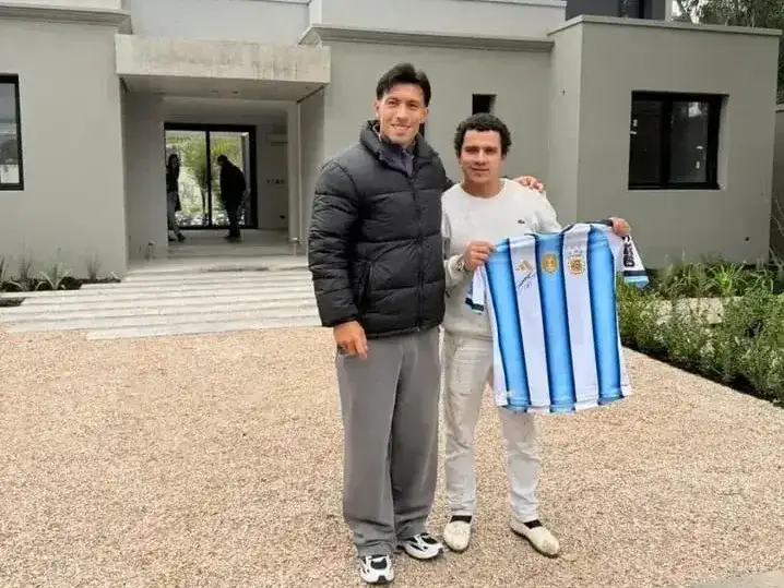 Lisandro Martínez está en Gualeguay y saludó a los hinchas