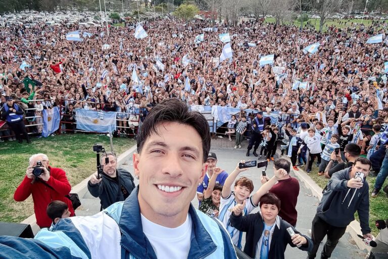 Gualeguay recibió con una multitud a Lisandro Martínez tras el Mundial 2026