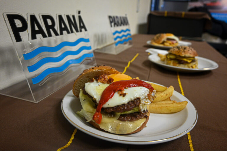 Invitan a disfrutar de una nueva edición de Paraná Ama la Hamburguesa con un 50% de descuento