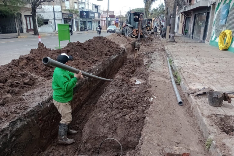 Continúan los trabajos de renovación de la red de agua potable en avenida Almafuerte