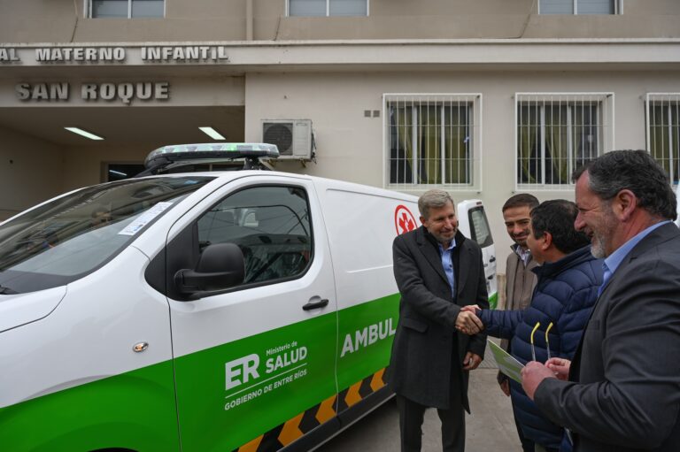 Cuatro nuevas ambulancias y dos motos fueron entregadas a los hospitales San Martín y San Roque de Paraná y al 107