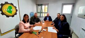 Firmaron un convenio entre la Escuela Agrotécnica Las Delicias y la EET N.º 21 para fortalecer las prácticas profesionalizantes
