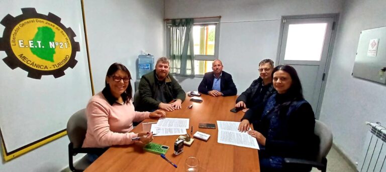 Firmaron un convenio entre la Escuela Agrotécnica Las Delicias y la EET N.º 21 para fortalecer las prácticas profesionalizantes