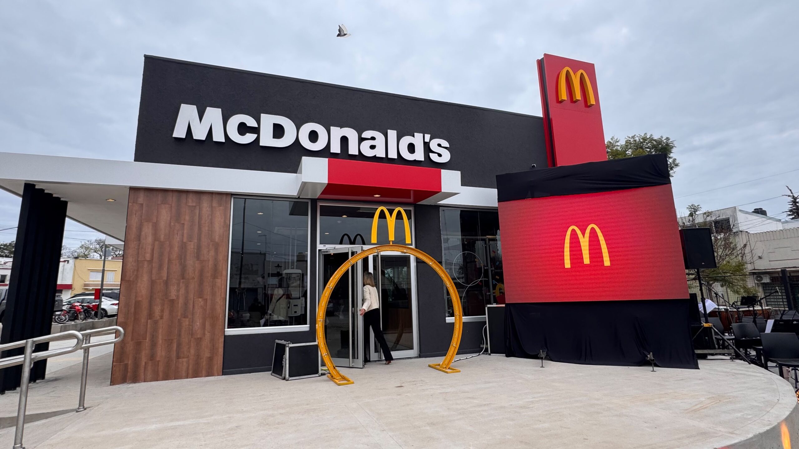 Abrió el segundo McDonald’s de Paraná: está en Cinco Esquinas y suma Automac y carga para autos eléctricos