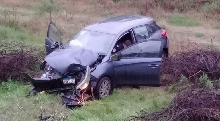 Perdió el control del auto, chocó contra un árbol y terminó en la banquina en Paraná