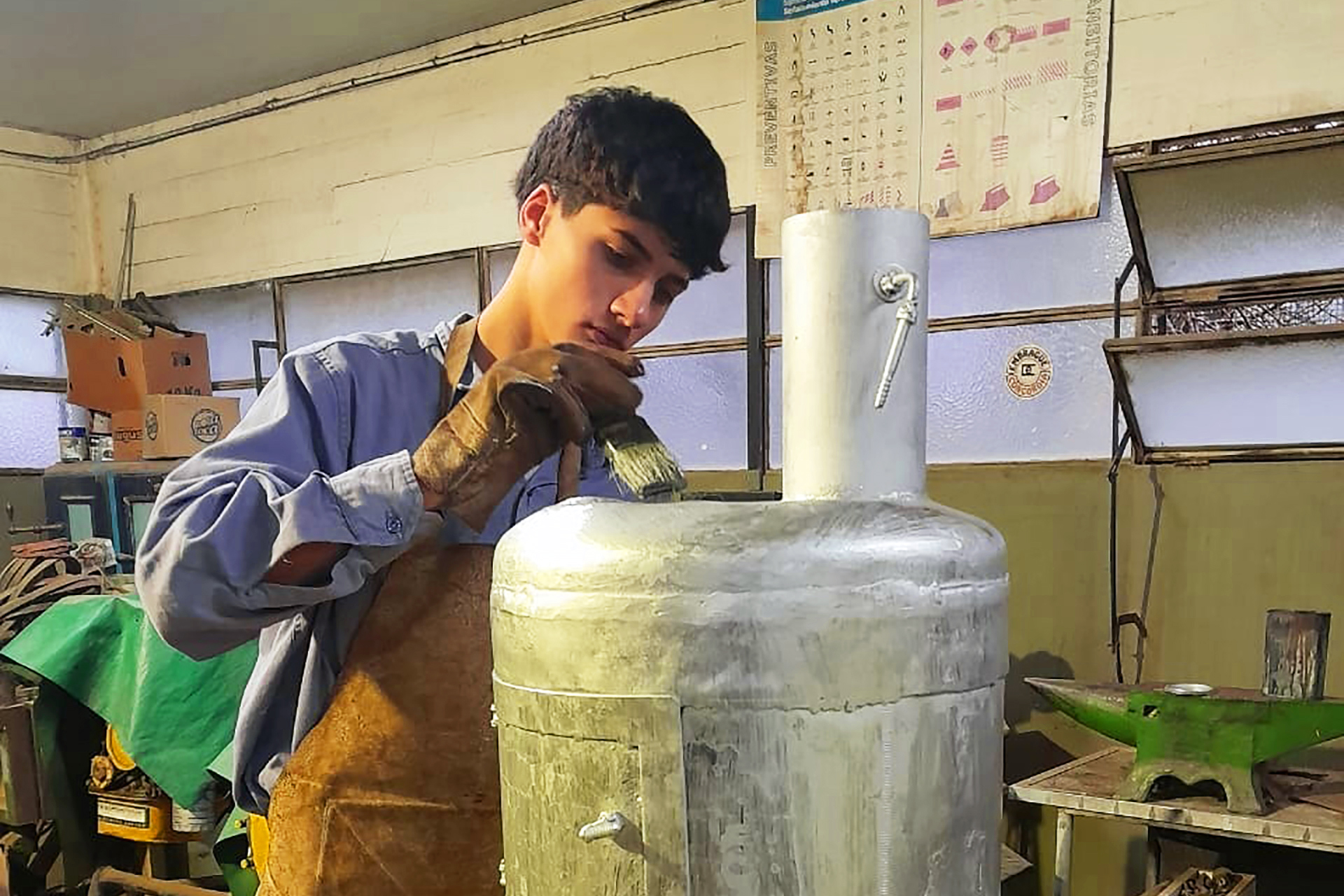 Con materiales reciclados, estudiantes de Colón fabrican salamandras para donar a familias