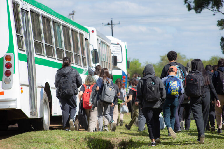 El transporte escolar rural acerca a más de 10.000 estudiantes a la escuela