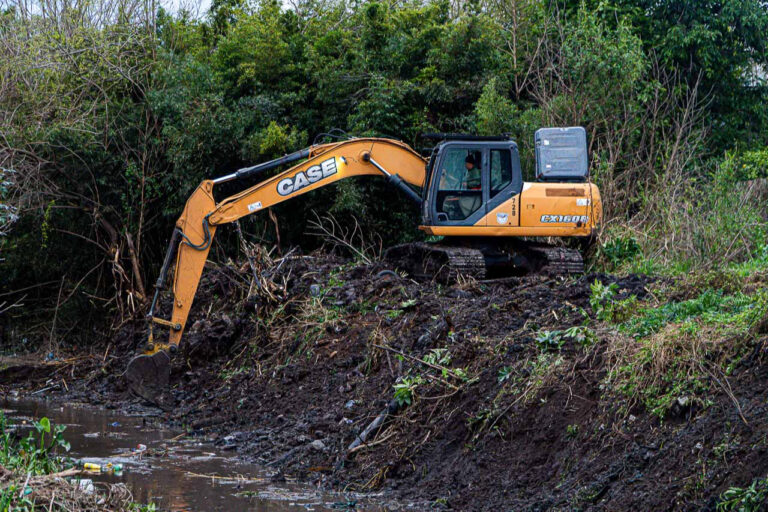 La Municipalidad realiza tareas preventivas de limpieza en el arroyo Antoñico