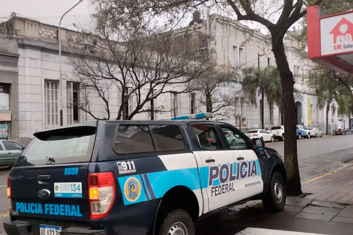 Allanaron la Jefatura Departamental Paraná de la Policía y detuvieron a un subcomisario