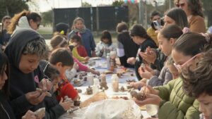 Paraná reunió a ceramistas de la región y construyó un horno comunitario, con el barro como identidad
