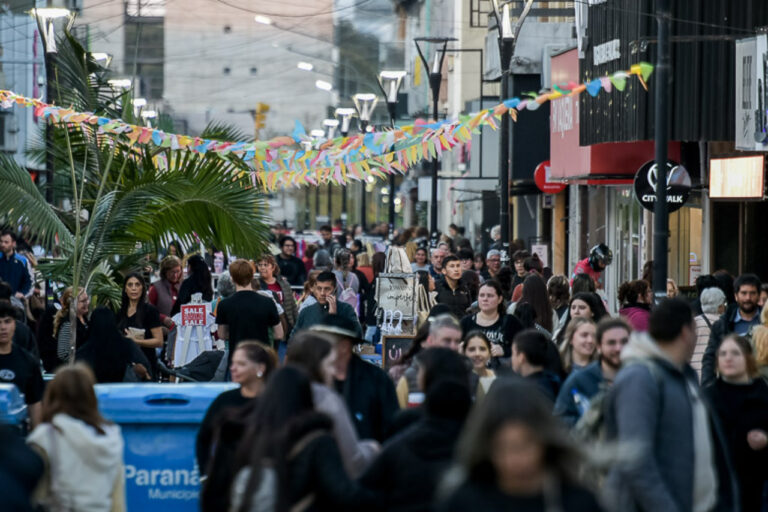 Descuentos, espectáculos y más comercios participaron de un nuevo Miércoles de Paseo