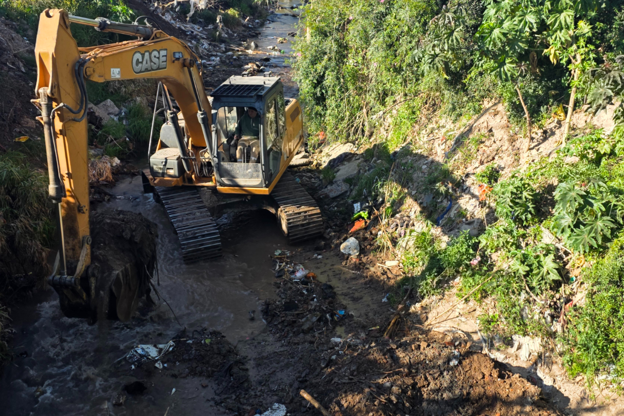 El Municipio desplegó un operativo de limpieza y saneamiento sobre el arroyo Colorado.
