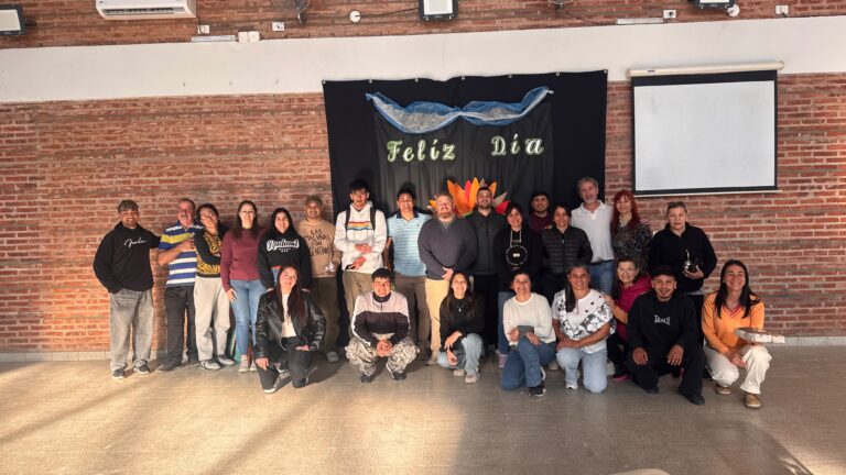 Peluqueros Solidarios realizaron una jornada de cortes gratuitos y merienda en Paraná