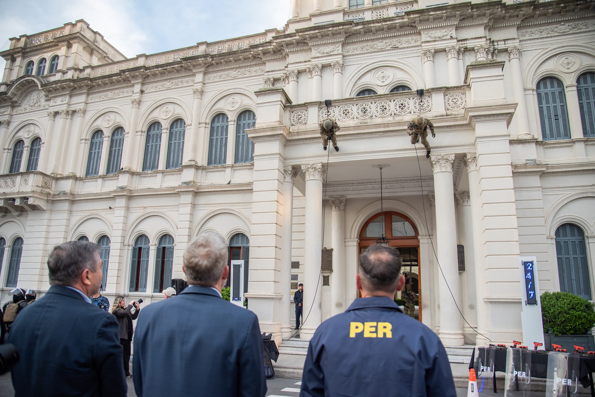 Frigerio entregó nuevos vehículos y equipamiento para fortalecer la Policía de Entre Ríos