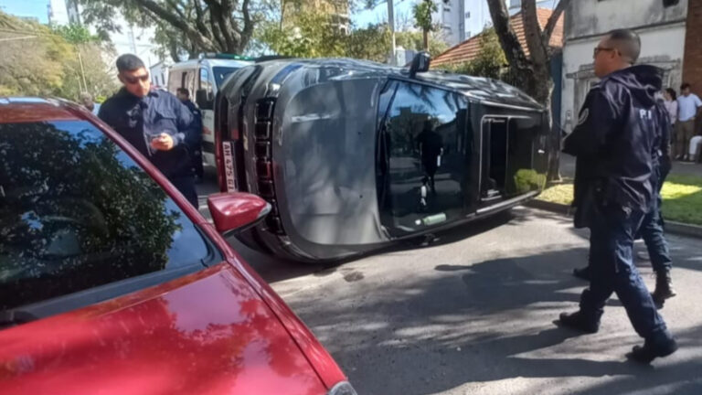 Perdió el control de su camioneta, chocó contra dos autos y volcó en pleno centro de Paraná