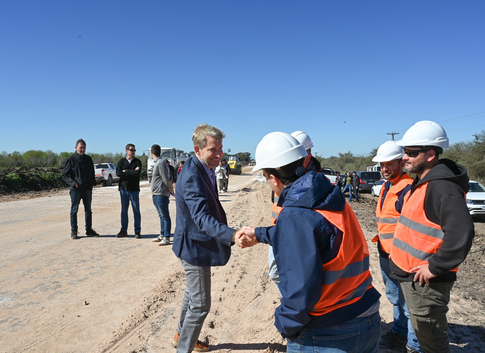 «Tenemos que reconstruir esa confianza perdida de la gente en la política», afirmó Frigerio al recorrer la obra de la ruta 20