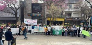 Enfermeros se manifestaron en Paraná por salarios bajos y sobrecarga laboral
