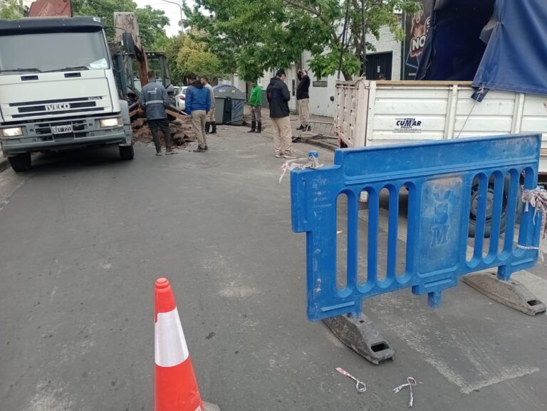 Trabajan en la red cloacal de calle Bavio y hay corte total de tránsito