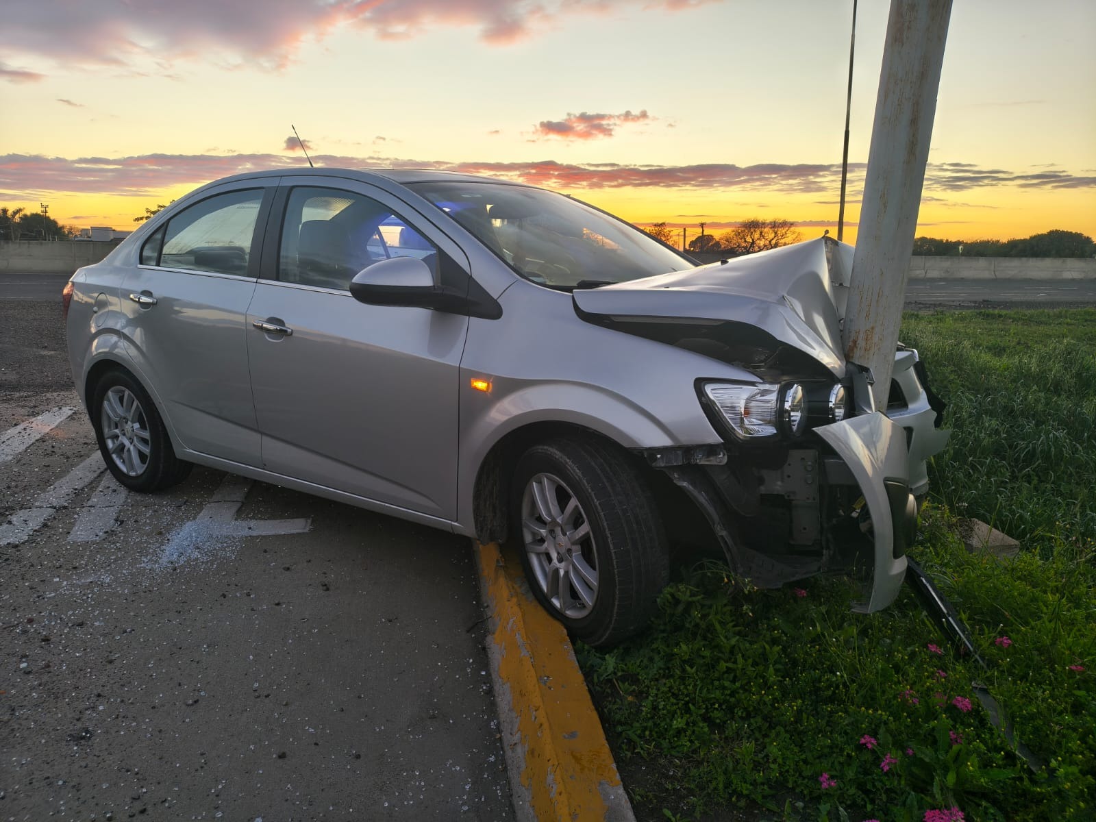 Oro Verde: un auto perdió el control y chocó contra un poste de alumbrado en la Ruta 11