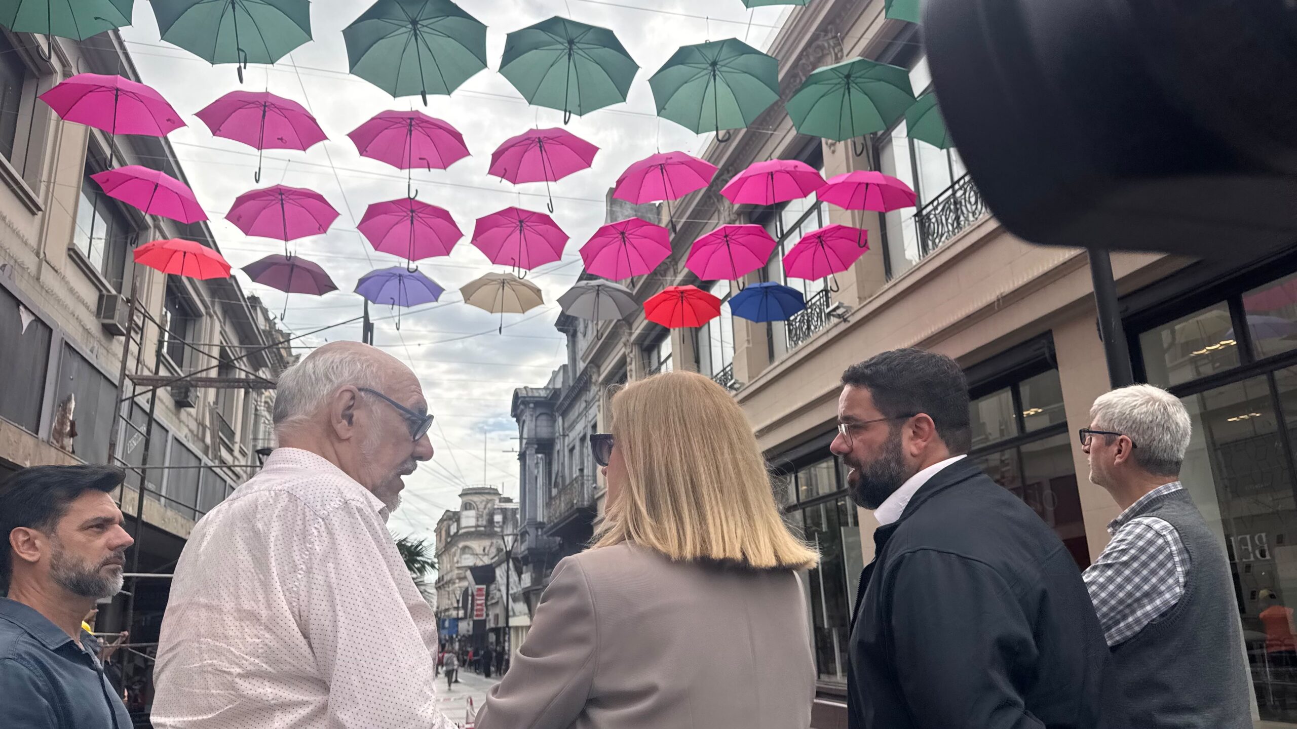 Colocan paraguas multicolores en seis cuadras de la Peatonal San Martín de Paraná