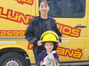 Bomberos Voluntarios de Paraná llevaron juguetes y sonrisas a los chicos del Hospital San Roque