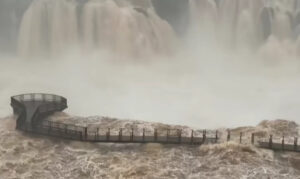 Cerraron el Circuito Superior de las Cataratas del Iguazú por la crecida del río
