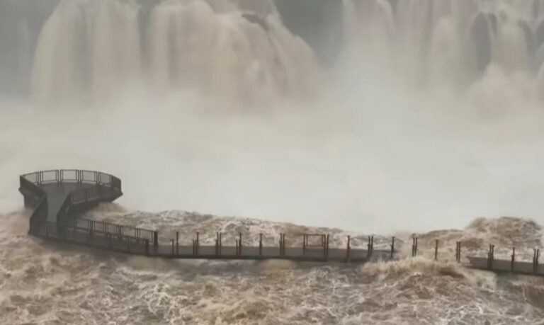 Cerraron el Circuito Superior de las Cataratas del Iguazú por la crecida del río