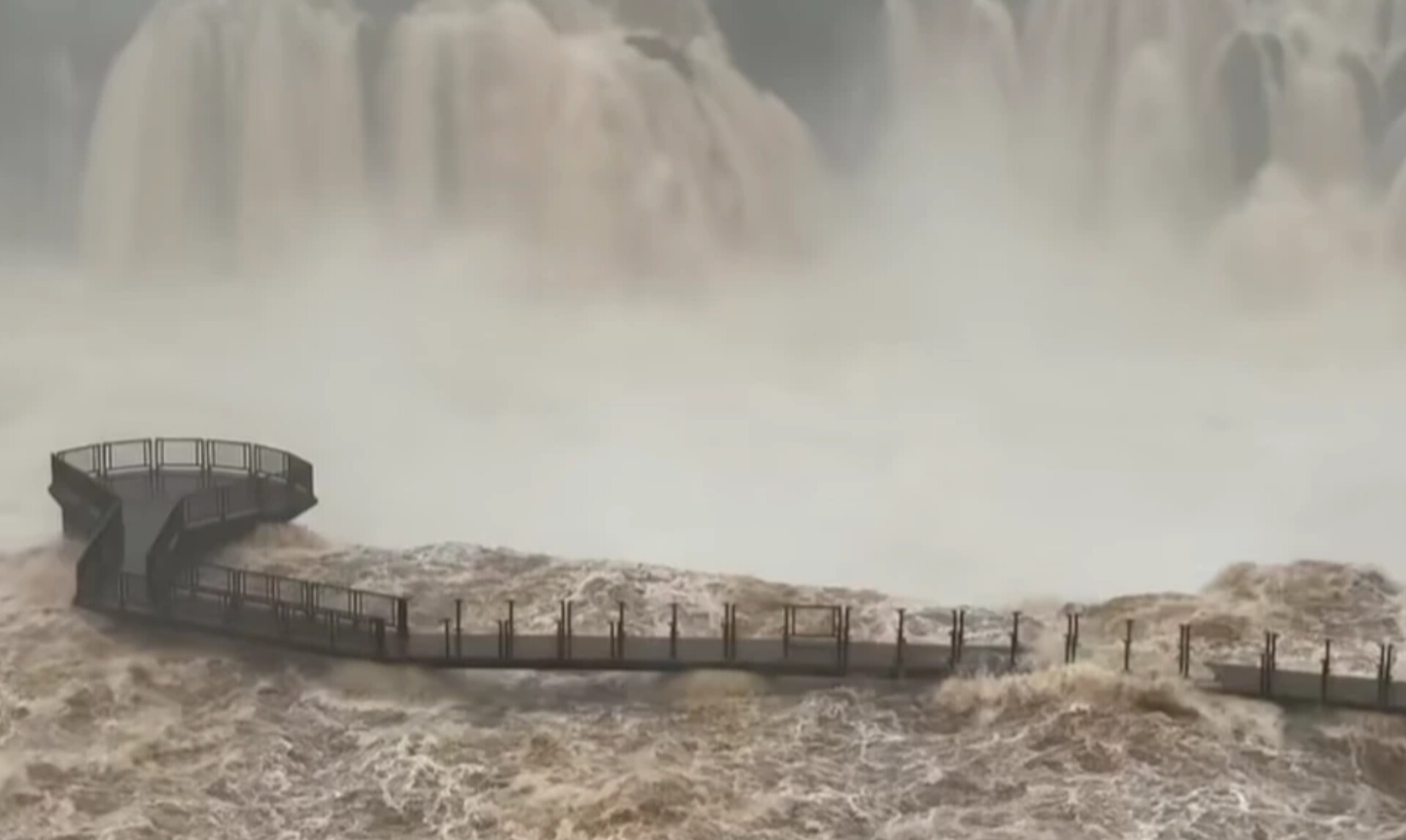 Cerraron el Circuito Superior de las Cataratas del Iguazú por la crecida del río