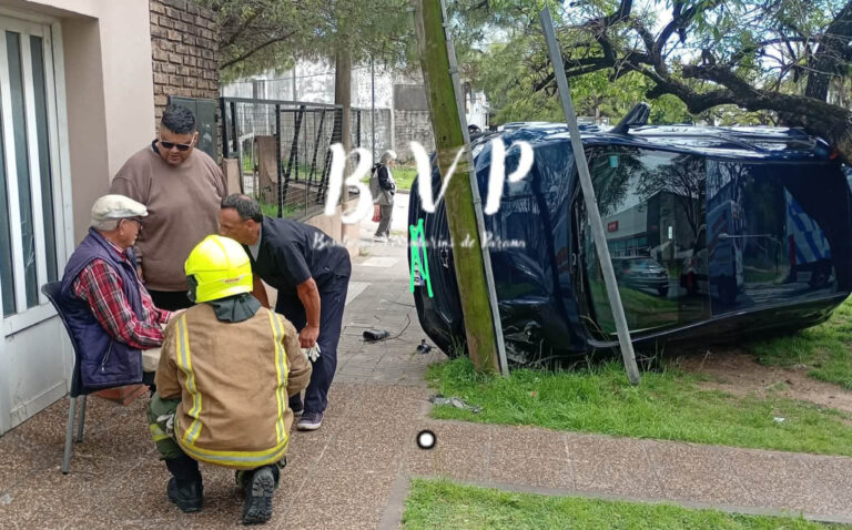 Paraná: un hombre de 83 años volcó con su auto y terminó debajo de un árbol