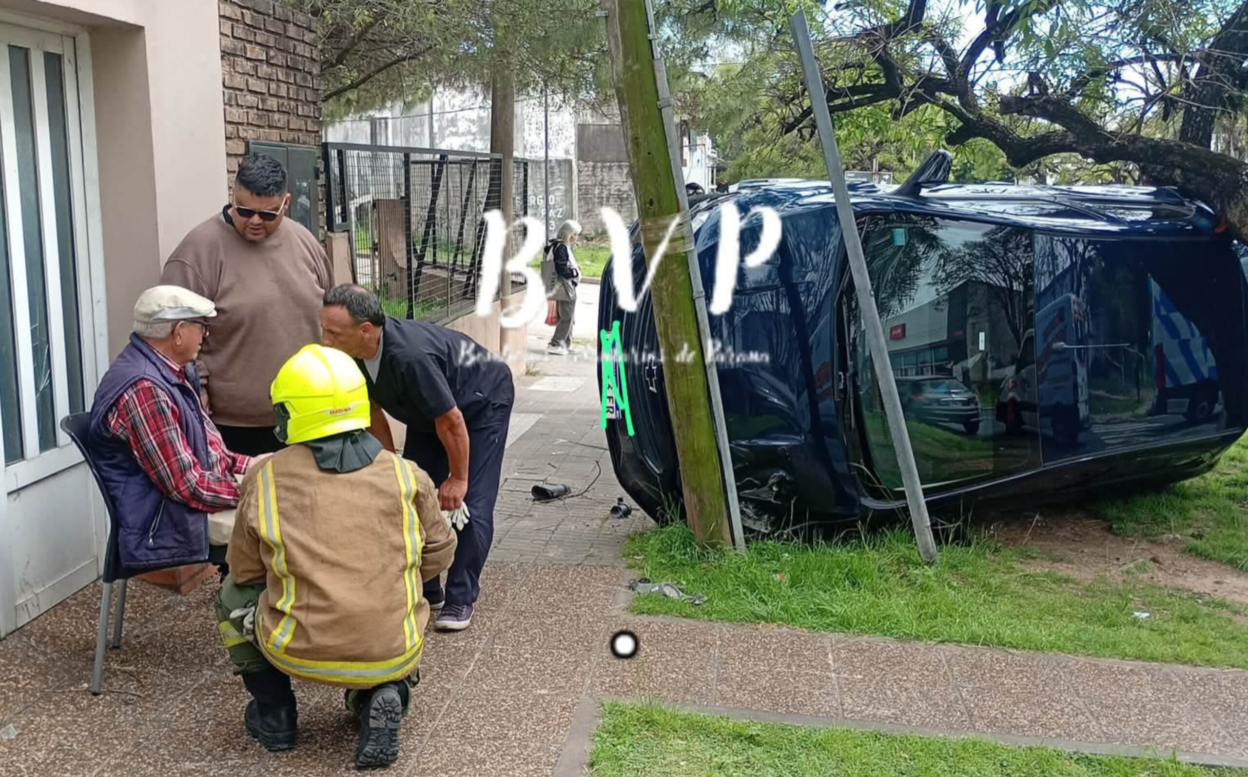 Paraná: un hombre de 83 años volcó con su auto y terminó debajo de un árbol