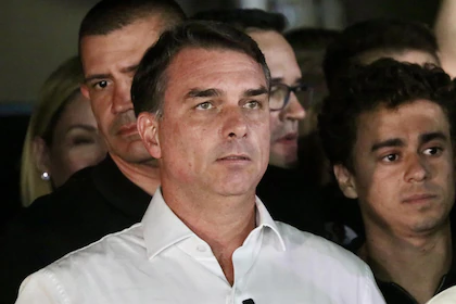 Brasil: cancelaron el pasaporte de Flávio Bolsonaro tras incumplir una orden judicial y crece el misterio sobre su paradero